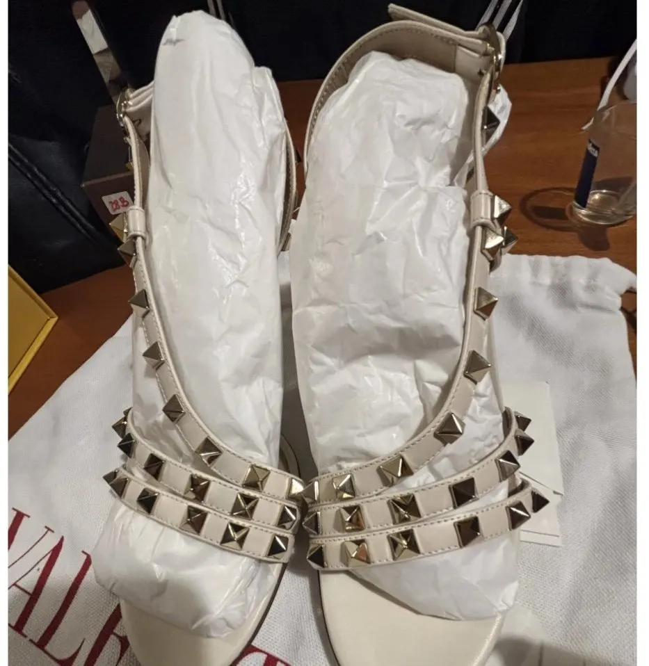 Valentino Rockstud Calfskin Sandals White Leather Never worn - Back View