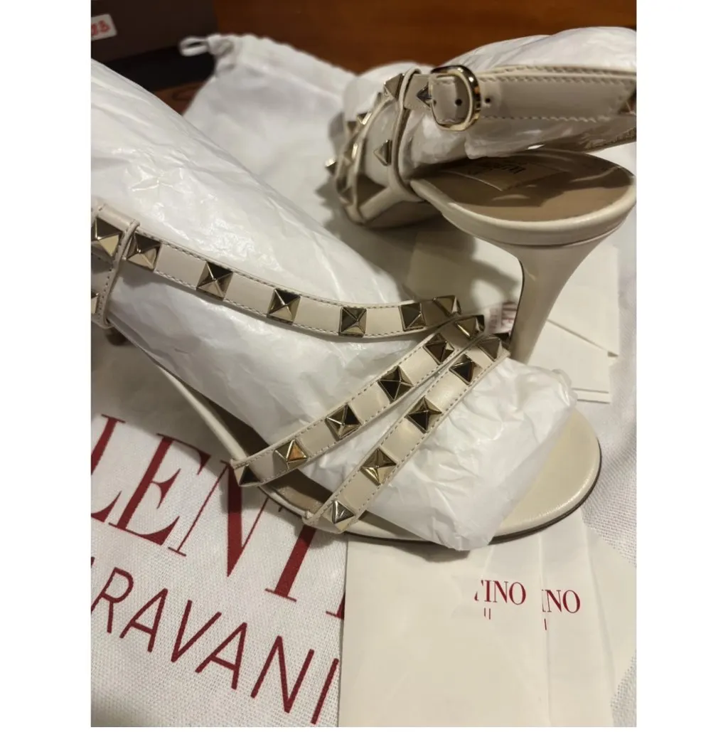 Valentino Rockstud Calfskin Sandals White Leather Never worn - Box View