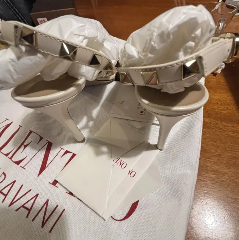 Valentino Rockstud Calfskin Sandals White Leather Never worn - Inside View