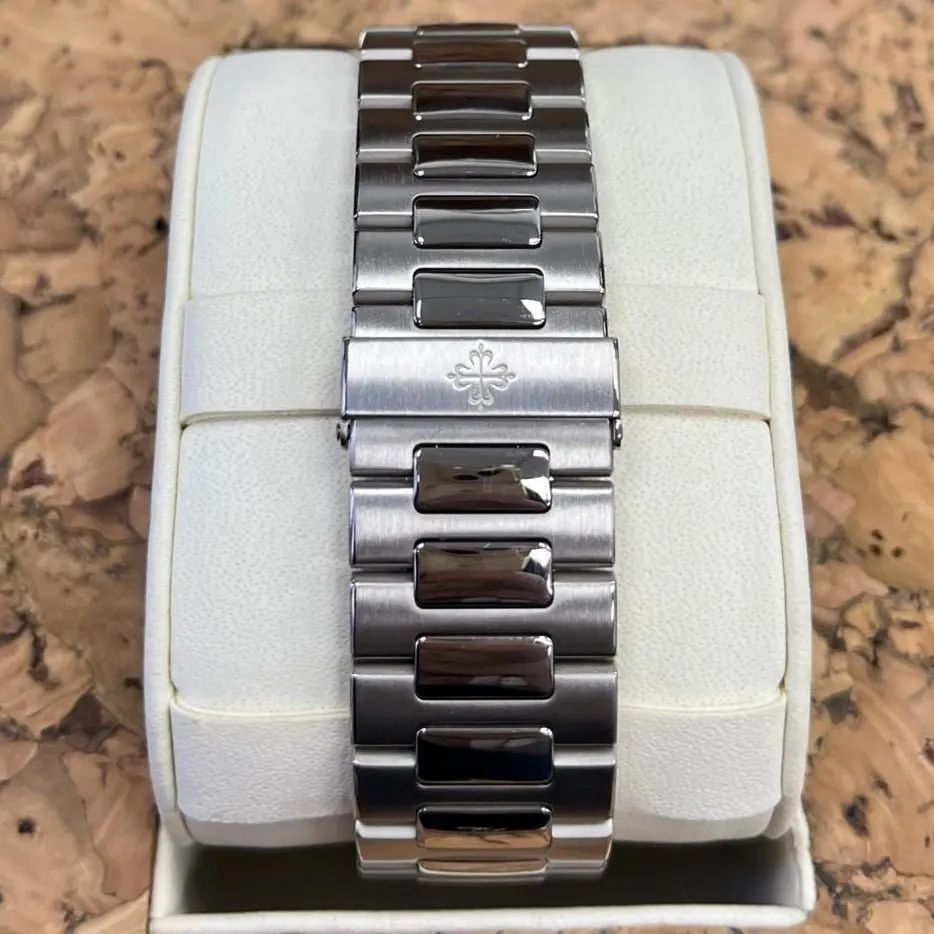 Patek Philippe Nautilus 44mm Blue Never worn - Box View