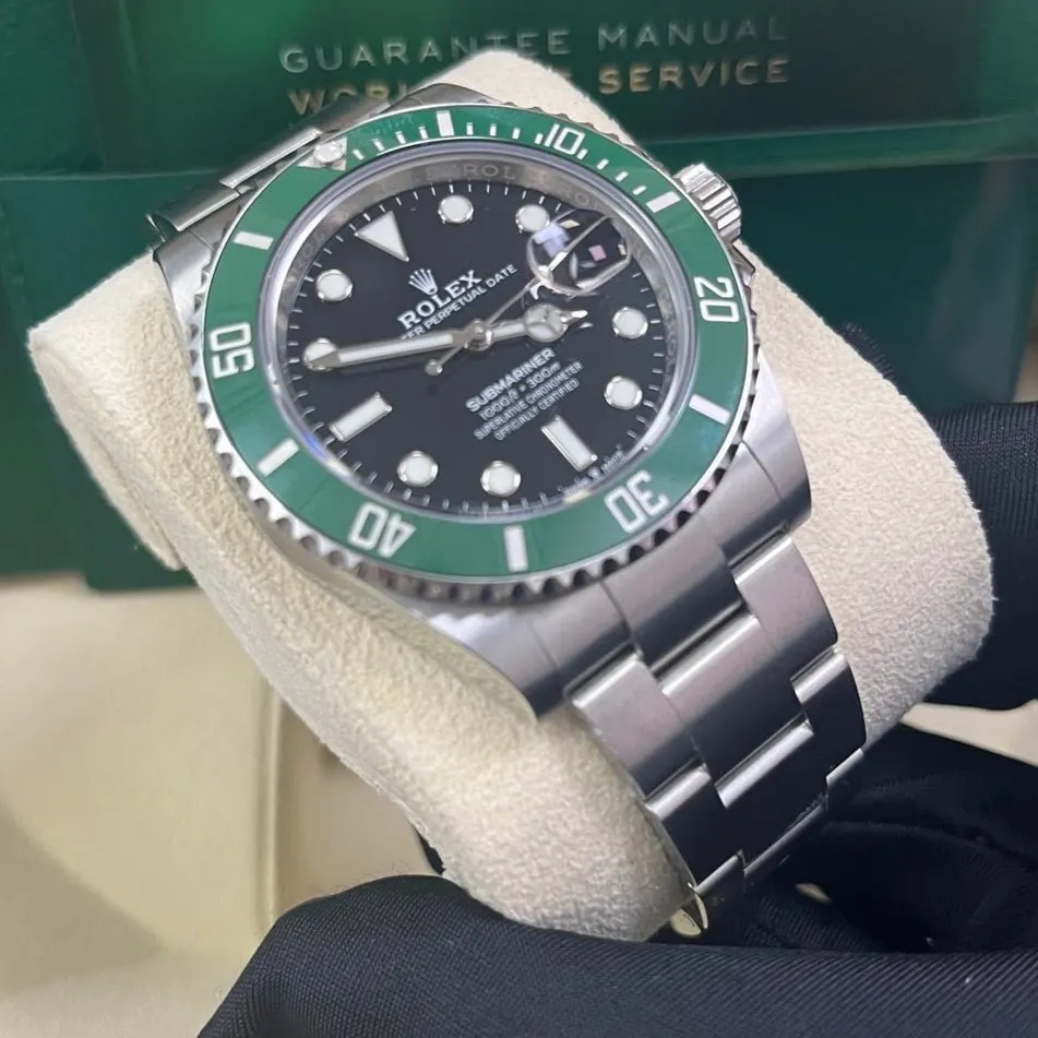 Rolex Submariner 41mm Green Never worn - Box View