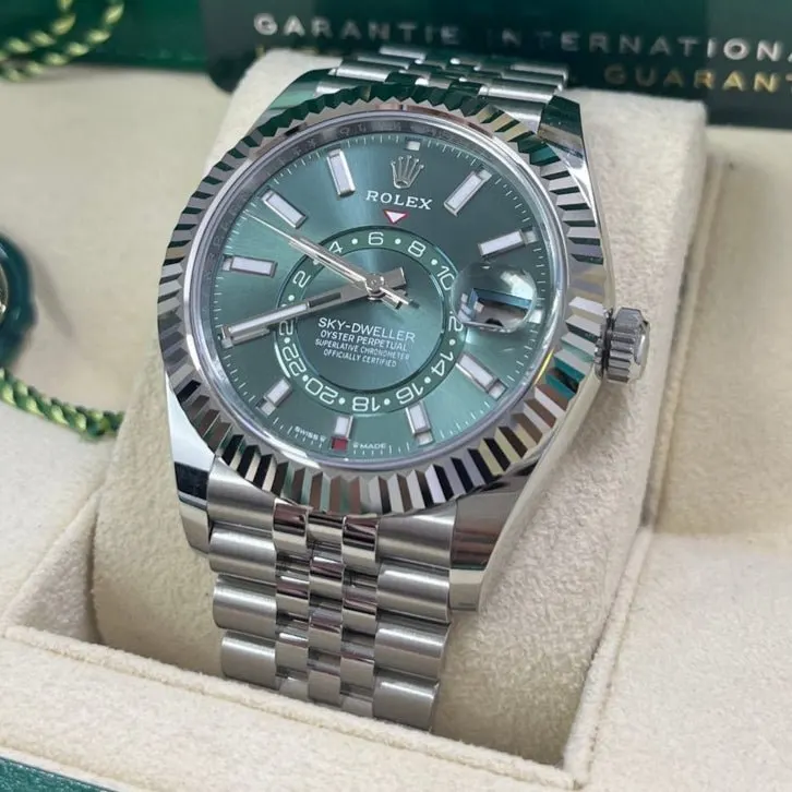Rolex Sky-Dweller 42mm Green Never worn - Inside View