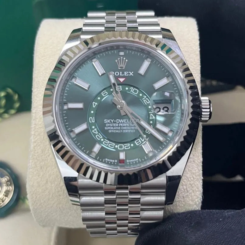 Rolex Sky-Dweller 42mm Green Never worn - Model View
