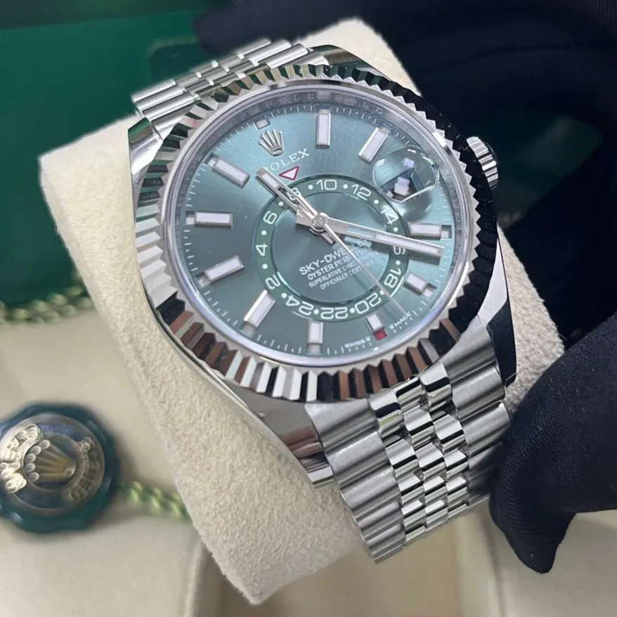 Rolex Sky-Dweller 42mm Green Never worn - Box View