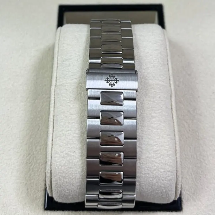 Patek Philippe Nautilus 40mm MultiColor Never worn - Model View