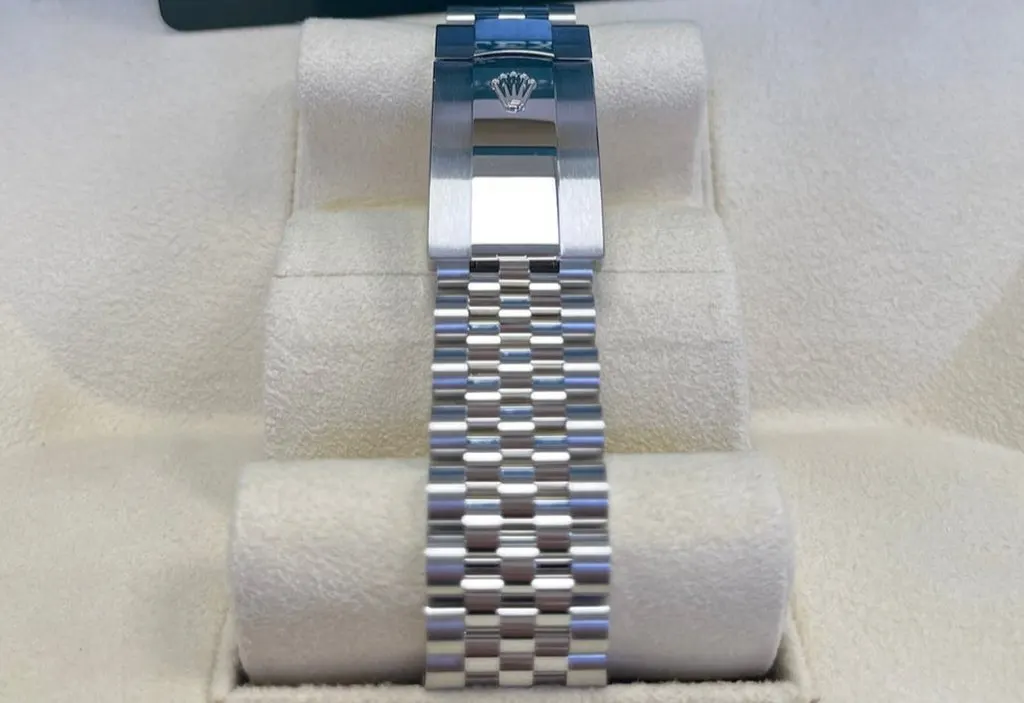 Rolex Datejust 41 Green Never worn - Model View