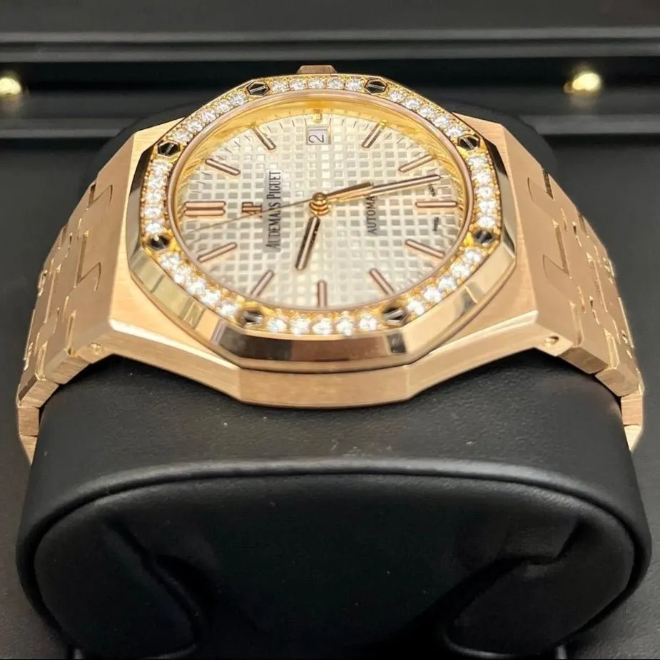 Audemars Piguet Royal Oak 37mm Pink Never worn - Model View