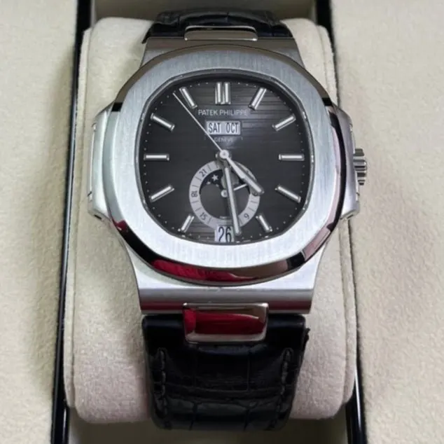 Patek Philippe Nautilus 40mm Black Never worn - Model View