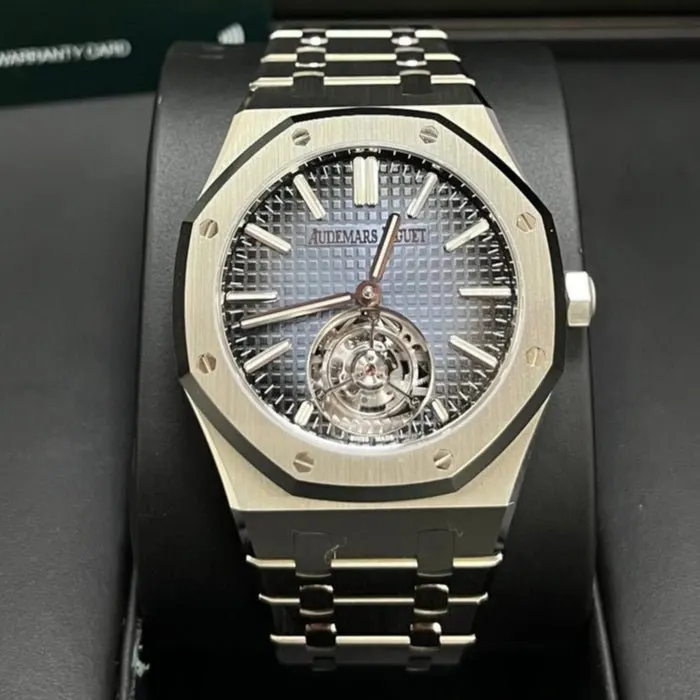 Audemars Piguet Royal Oak 41mm Blue Never worn - Model View