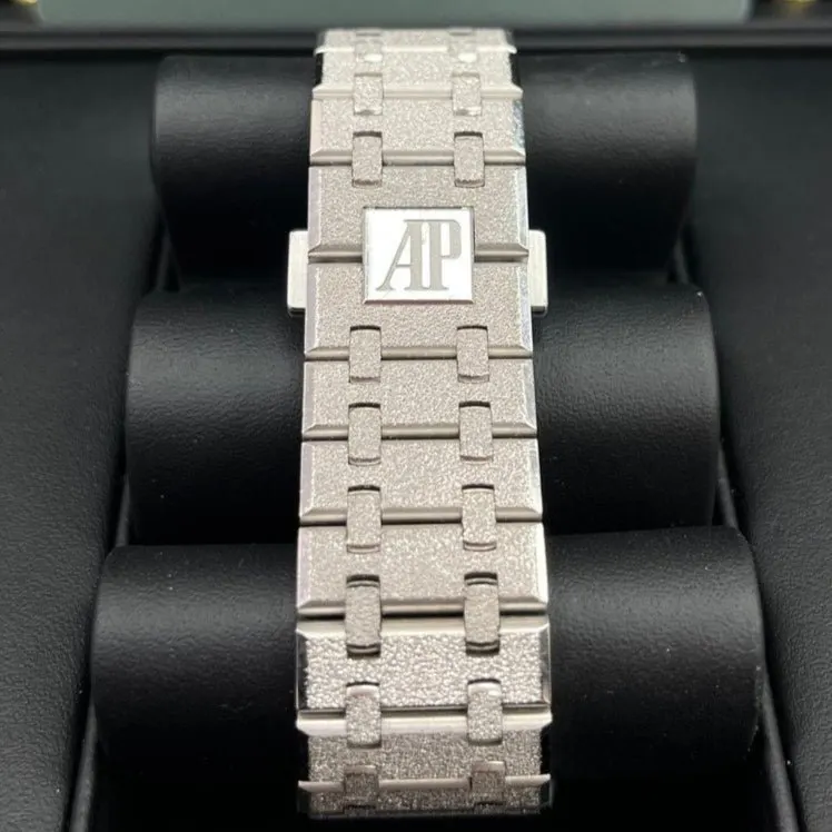 Audemars Piguet Royal Oak Selfwinding Chronograph 41mm White Never worn - Box View
