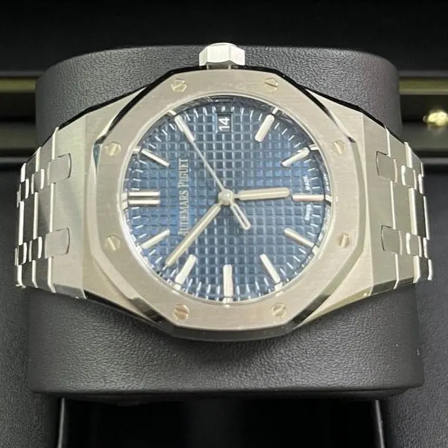 Audemars Piguet Royal Oak Selfwinding 37mm Blue Never worn - Inside View