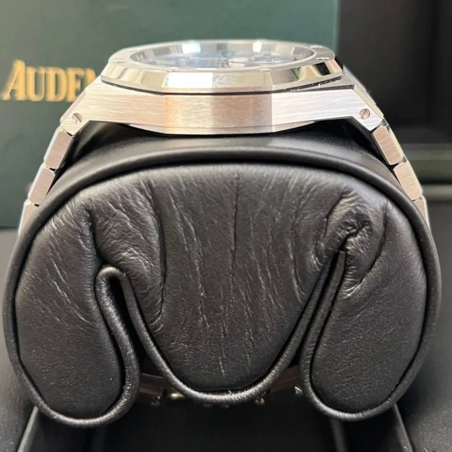 Audemars Piguet Royal Oak Selfwinding 37mm Blue Never worn - Model View