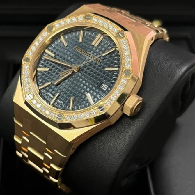 Audemars Piguet Royal Oak Selfwinding 37mm MultiColor Never worn - Model View