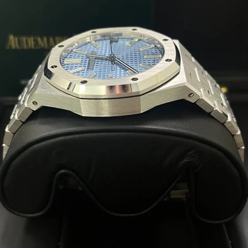 Audemars Piguet Royal Oak 41mm Blue Never worn - Model View
