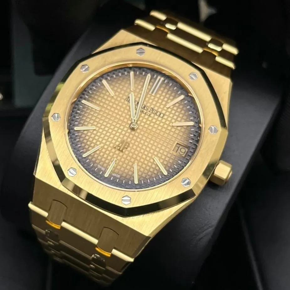 Audemars Piguet Royal Oak 39mm Gold Never worn - Model View