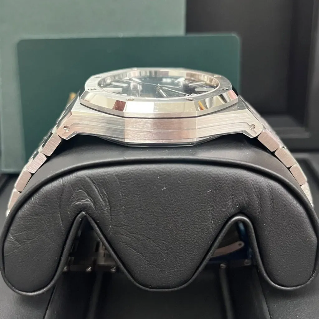 Audemars Piguet Royal Oak 41mm Blue Never worn - Model View