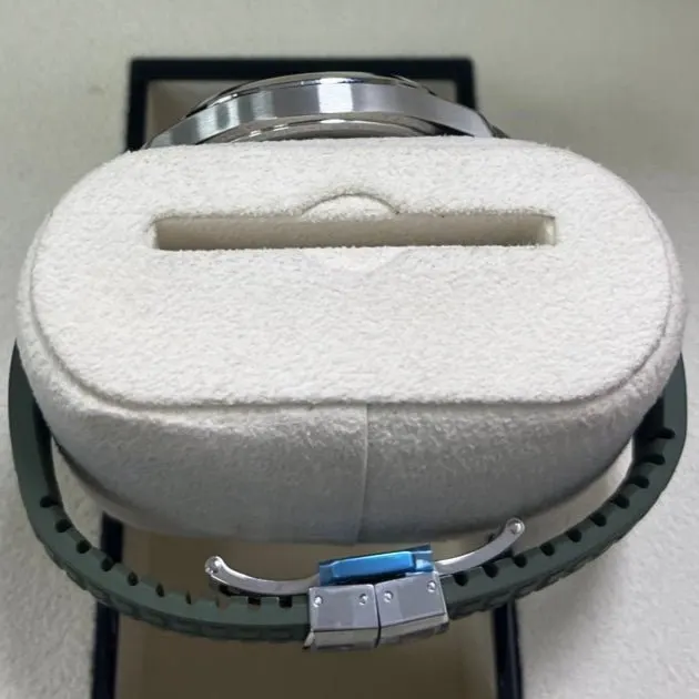 Patek Philippe Aquanaut 39mm MultiColor Never worn - Model View
