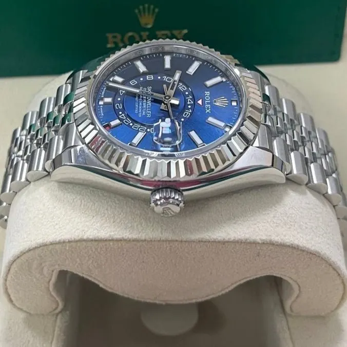Rolex Sky-Dweller 42mm Blue Never worn - Box View