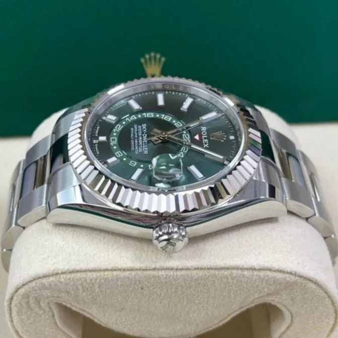Rolex Sky-Dweller 42mm Green Never worn - Inside View