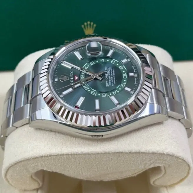 Rolex Sky-Dweller 42mm Green Never worn - Model View