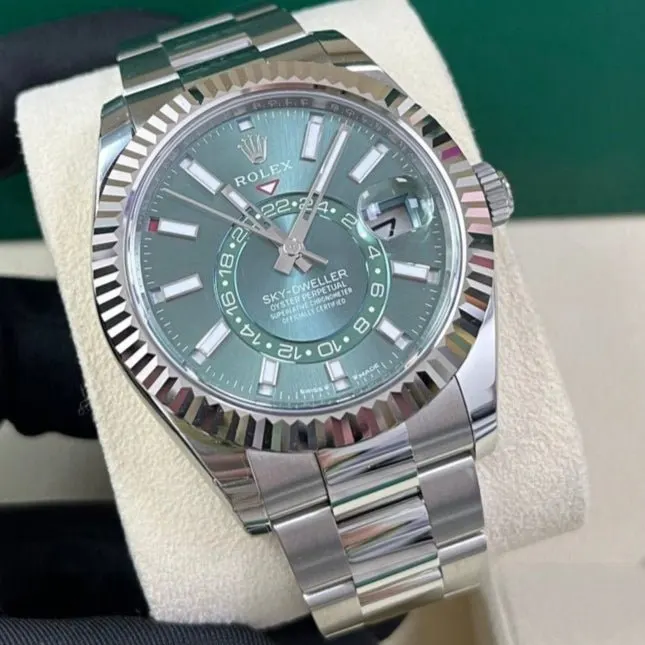 Rolex Sky-Dweller 42mm Green Never worn - Box View