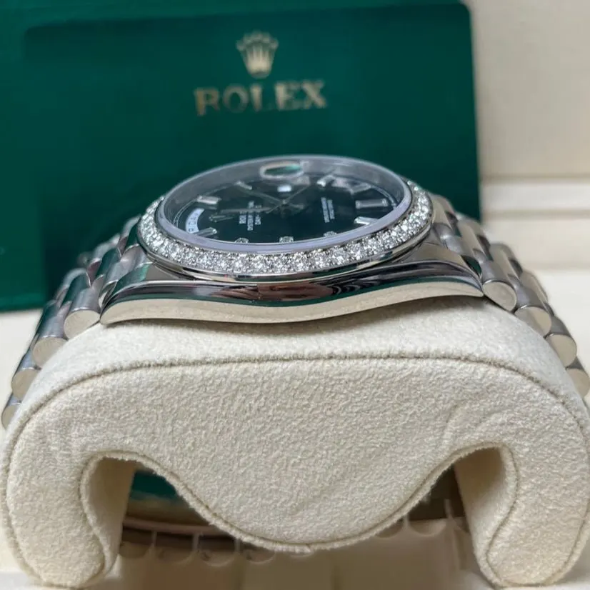 Rolex Day-Date 40 Silver Never worn - Model View