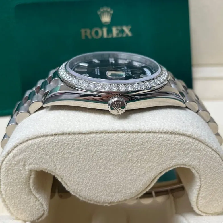 Rolex Day-Date 40 Silver Never worn - Box View