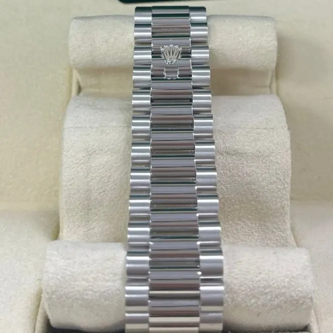 Rolex Day-Date 40 Blue Never worn - Model View