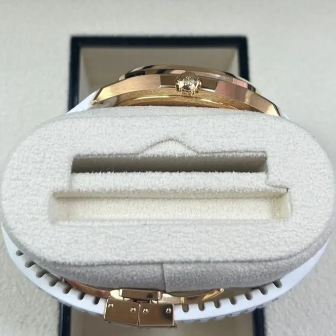 Patek Philippe Aquanaut 39mm Pink Never worn - Box View