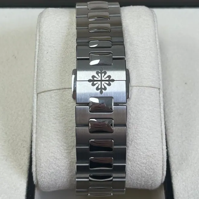 Patek Philippe Nautilus 40mm Blue Never worn - Box View