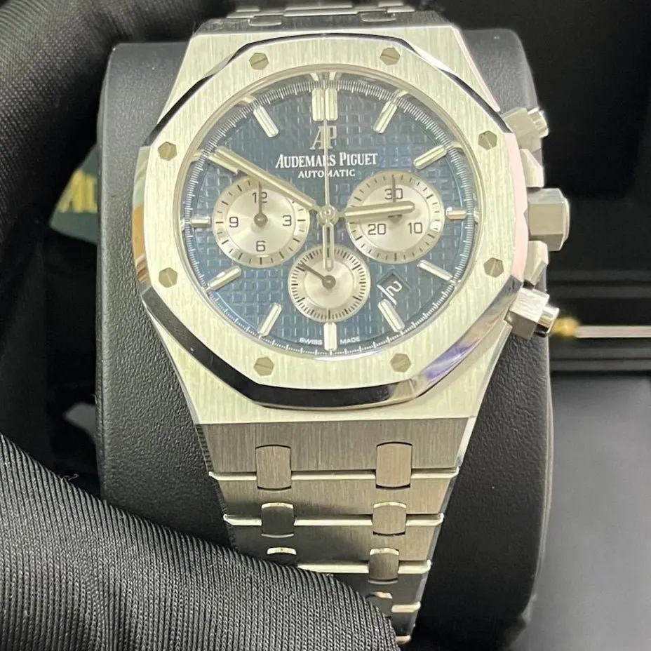 Audemars Piguet Royal Oak Selfwinding Chronograph 41mm Silver Never worn - Model View