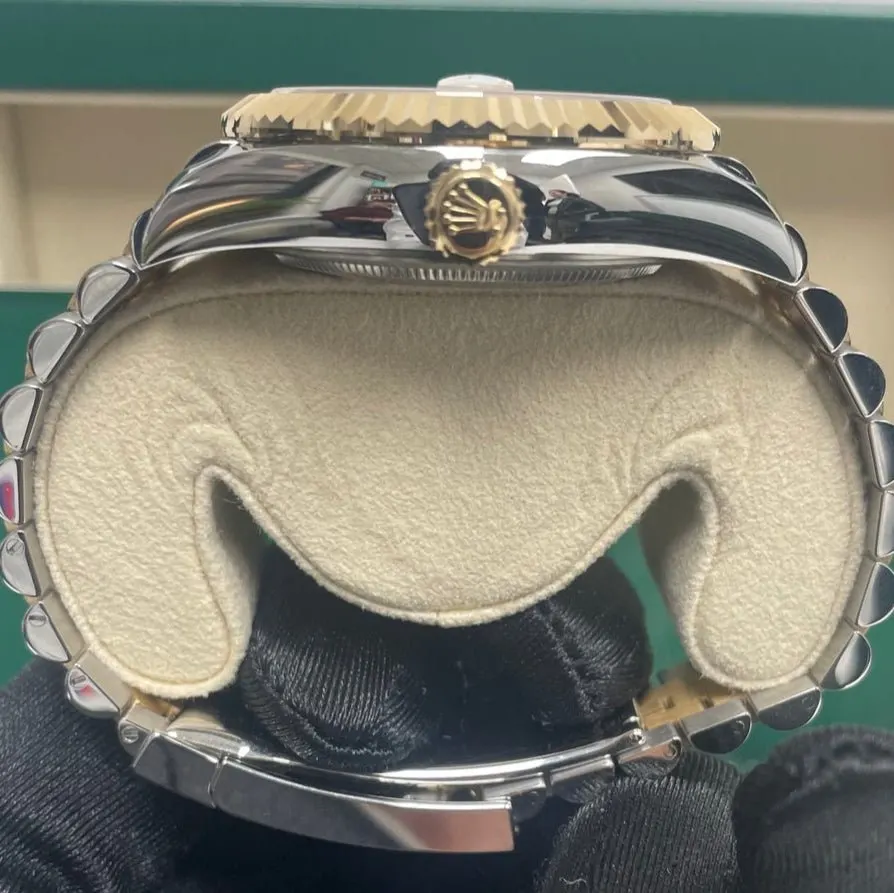Rolex Sky-Dweller 42mm Gold Never worn - Box View