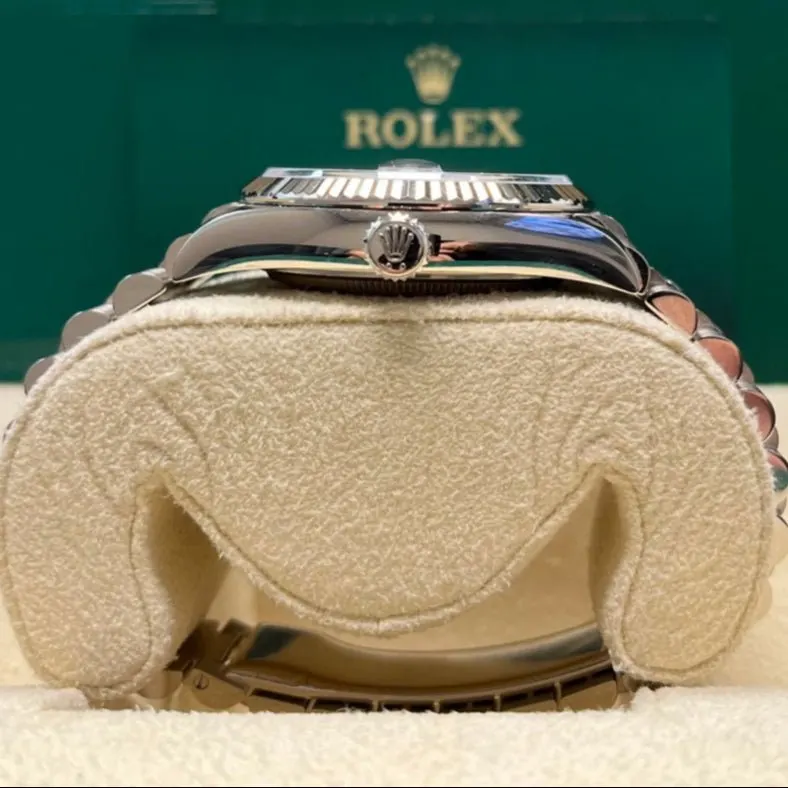 Rolex White Gold Day-Date 36 Watch - Fluted Bezel - Blue Ombre´ Diamond Dial - President Bracelet Silver Never worn - Inside View
