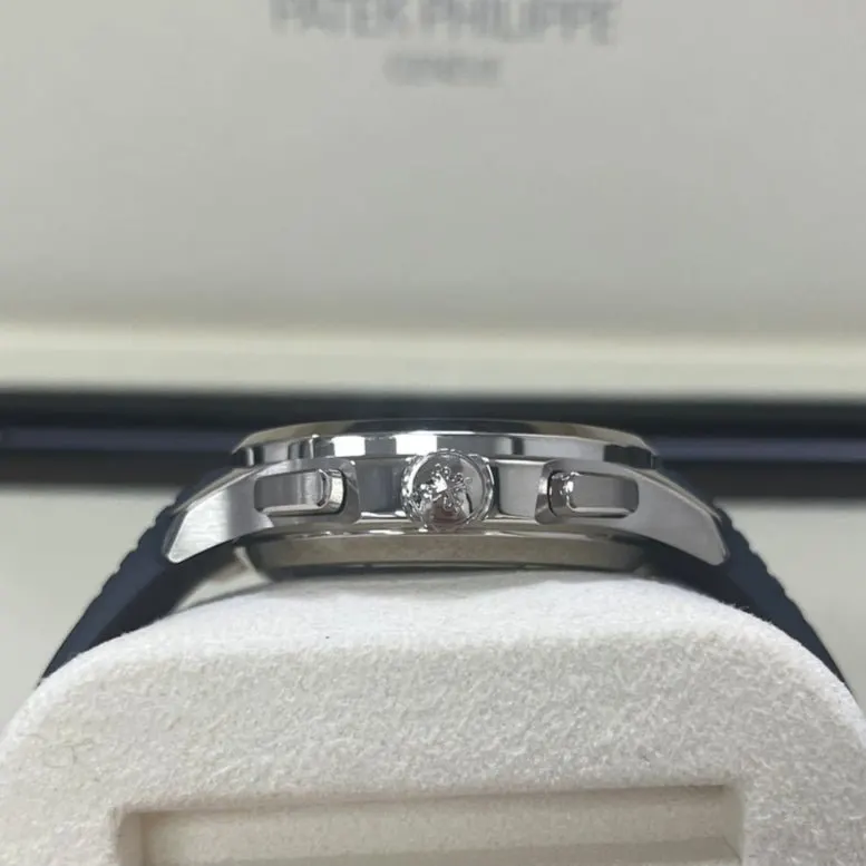 Patek Philippe Aquanaut 42mm MultiColor Never worn - Model View
