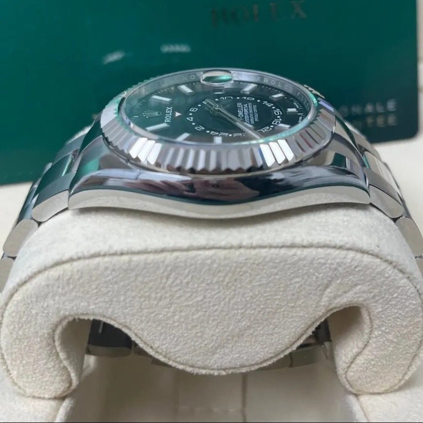 Rolex Sky-Dweller 42mm Black Never worn - Box View