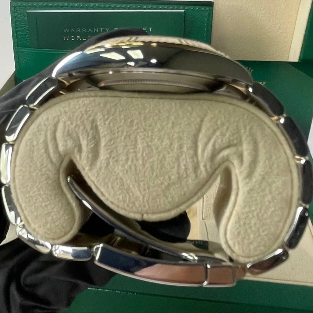 Rolex Datejust 41 Silver Never worn - Inside View