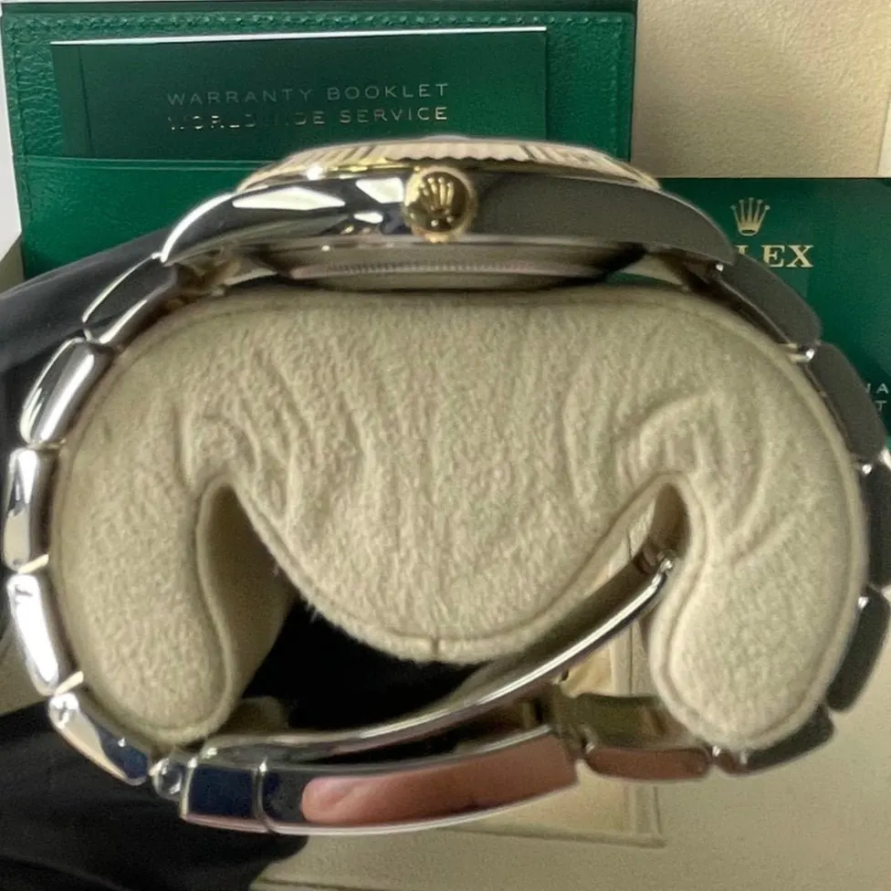 Rolex Datejust 41 Silver Never worn - Model View