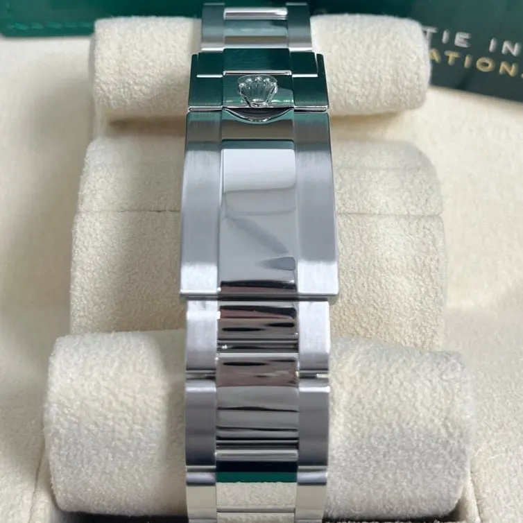 Rolex Yacht-Master 40mm Blue Never worn - Model View