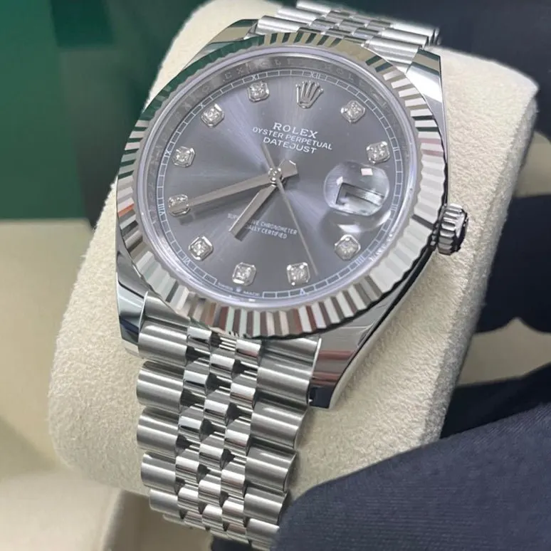 Rolex Datejust 41 Silver Never worn - Box View