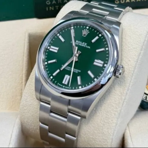 Rolex Oyster Perpetual 41mm Green Never worn - Box View