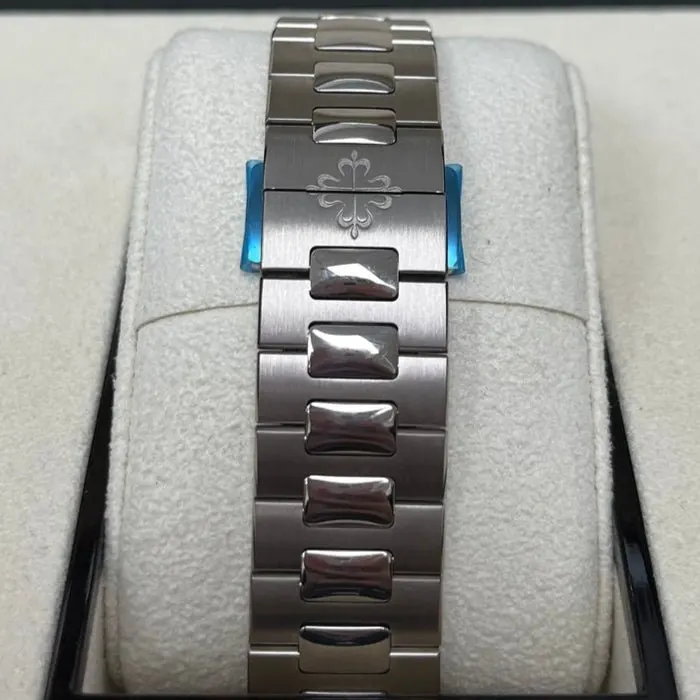 Patek Philippe Nautilus Perpetual Calendar 40mm Blue Never worn - Box View