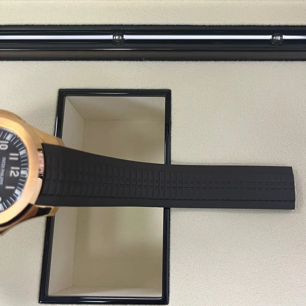 Patek Philippe Aquanaut Time Travel 42mm Pink Never worn - Model View
