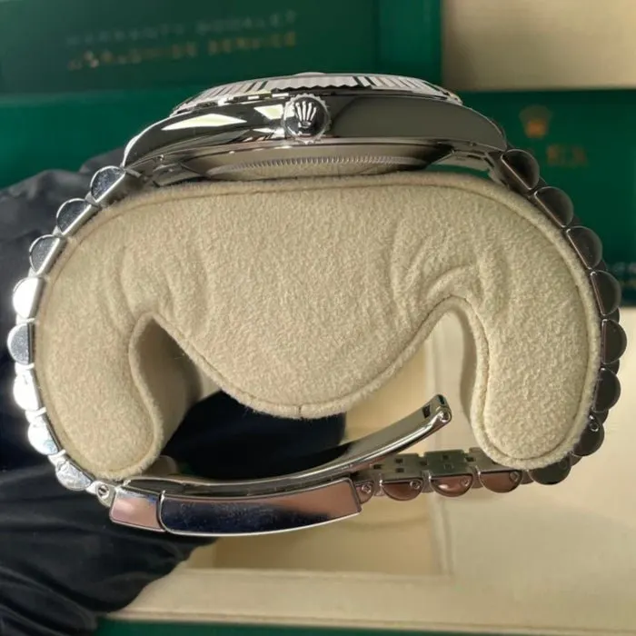 Rolex Datejust 41 Silver Never worn - Inside View