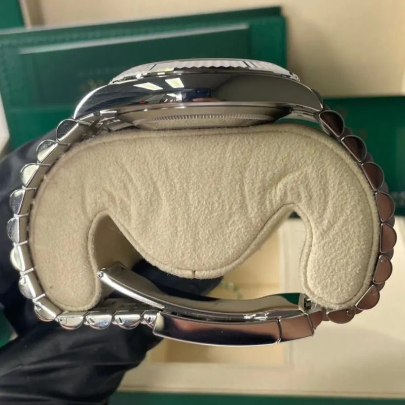 Rolex Datejust 41 Silver Never worn - Model View