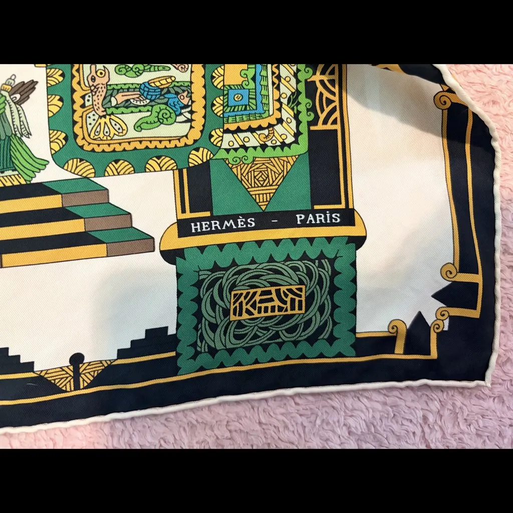 Hermès Astres et Soleils 90cm Green Silk Very good - Model View