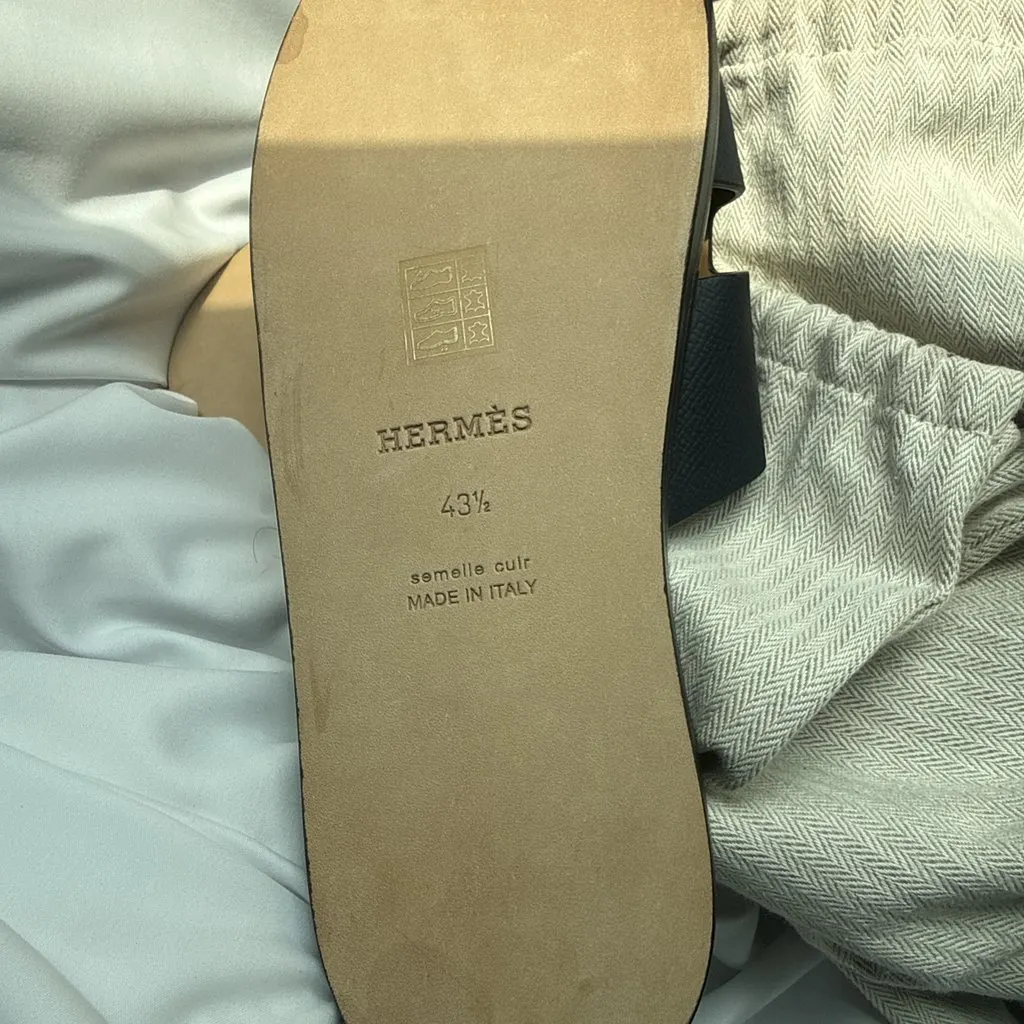 Hermès Authentic Hermès Izmir Sandals – Size 43.5 – Brand New, Never Worn Black Leather Never worn, with tag - Model View