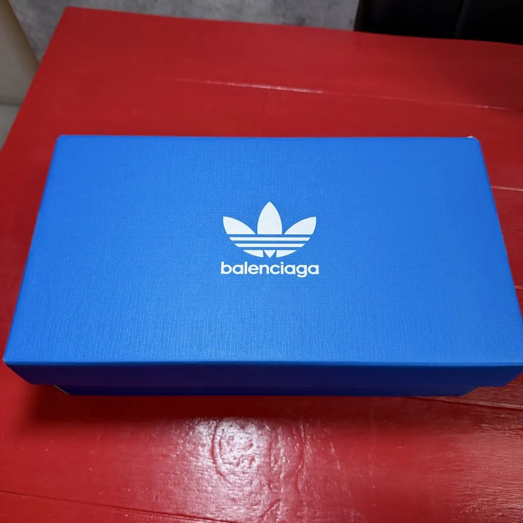 Balenciaga Balenciaga X Adidas White Leather Never worn, with tag - Model View