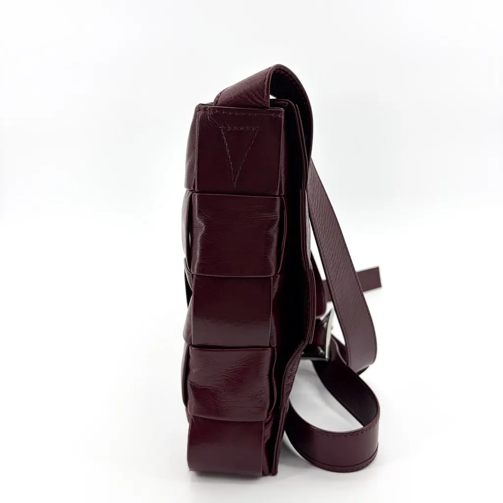 Bottega Veneta Cassette Bag Burgundy Burgundy Leather Good - Model View