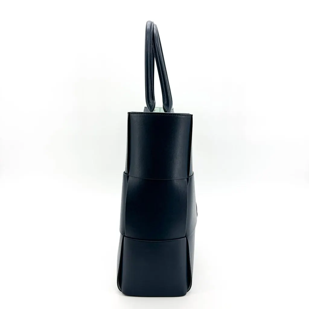 Bottega Veneta Large Arco Tote Bag Space Navy Leather Very good - Model View