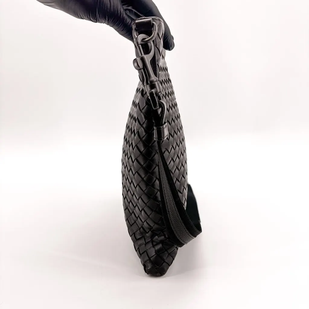Bottega Veneta Intrecciato Messenger Bag Black Black Leather Good - Model View